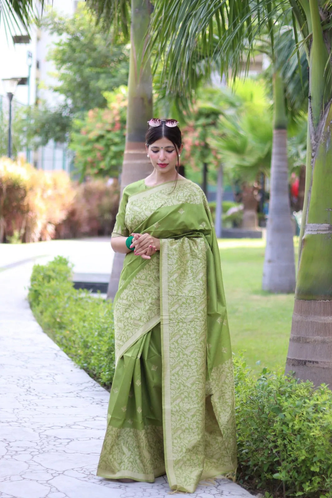 Heritage Charm Handloom Raw Silk Saree with Elegant Pallu